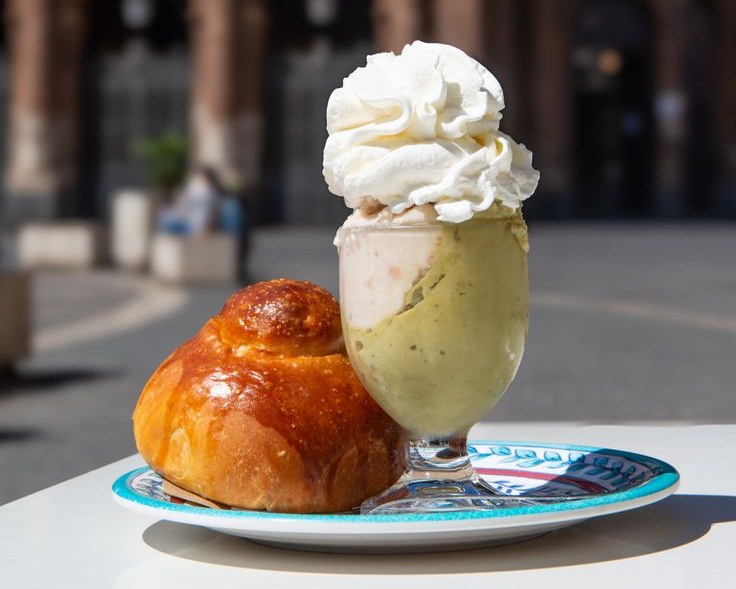 Granita siciliana con brioche col tuppo